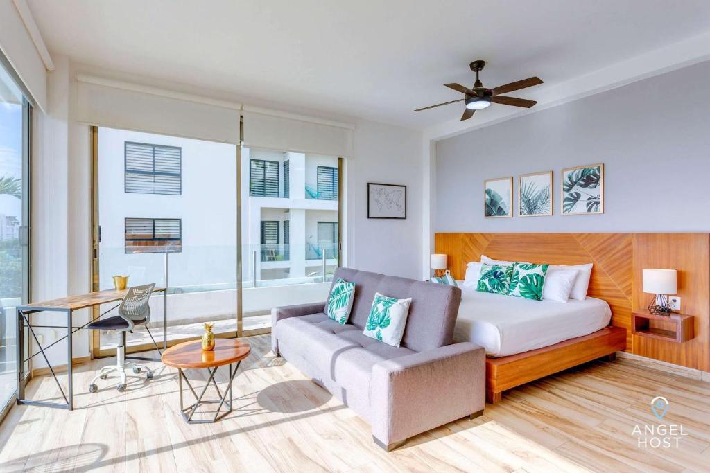 Ocean-View Studio W Gym, Pool & Balcony - 4