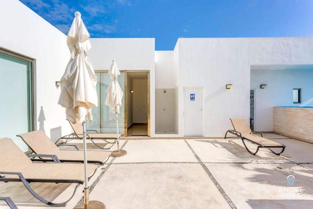 Ocean-View Studio W Gym, Pool & Balcony - 5