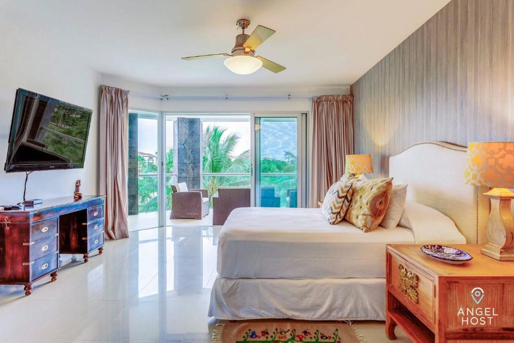 Tropical Resort Living W Pool, Hot Tub & Gym - 4