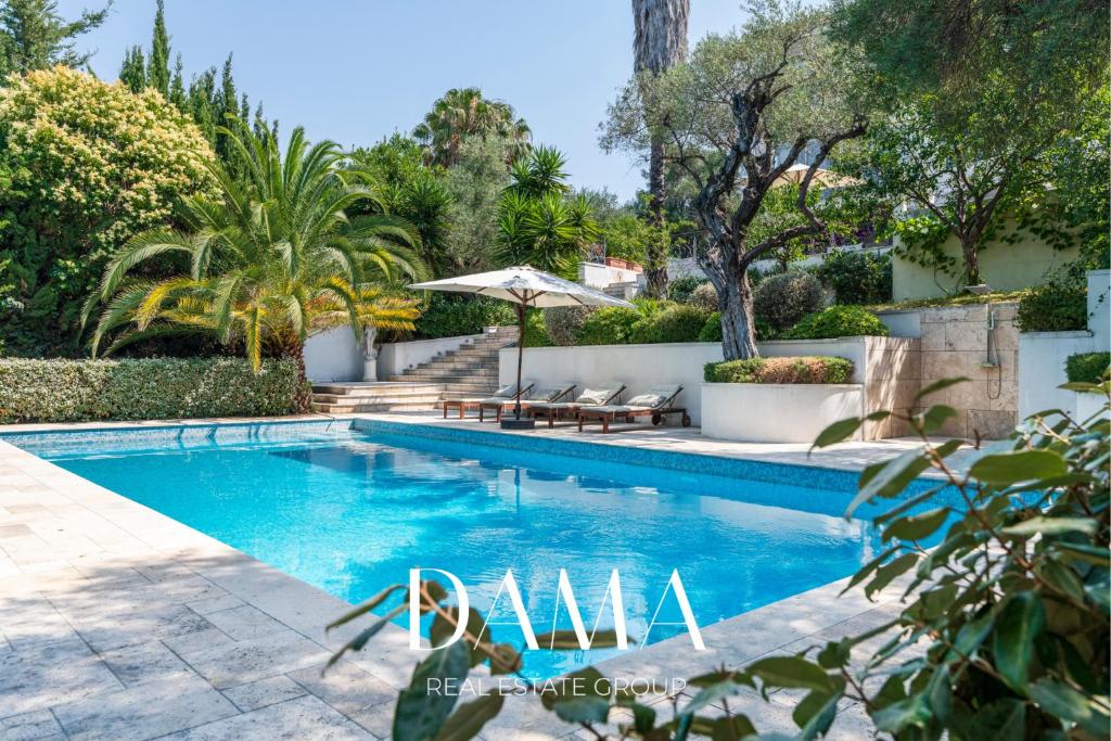 Modern villa with pool, garden, 4 bedrooms - 5