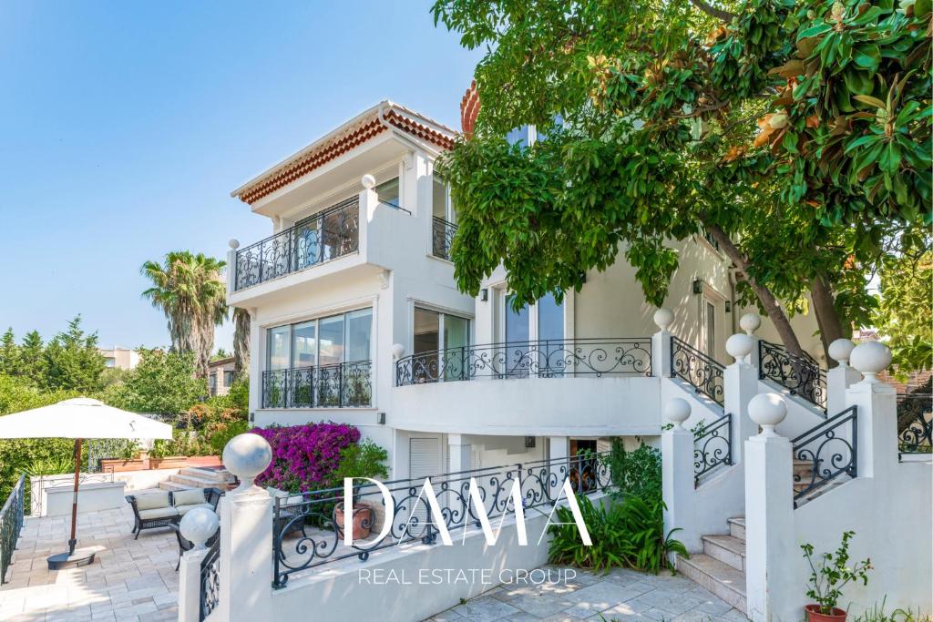 Modern villa with pool, garden, 4 bedrooms - 4