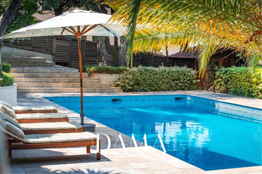 Modern villa with pool, garden, 4 bedrooms - 2