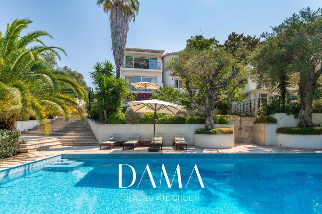 Modern villa with pool, garden, 4 bedrooms - 1
