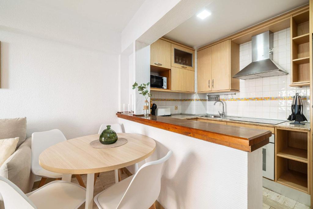 Compact 2BR Apartment with Balcony & Pool - 4