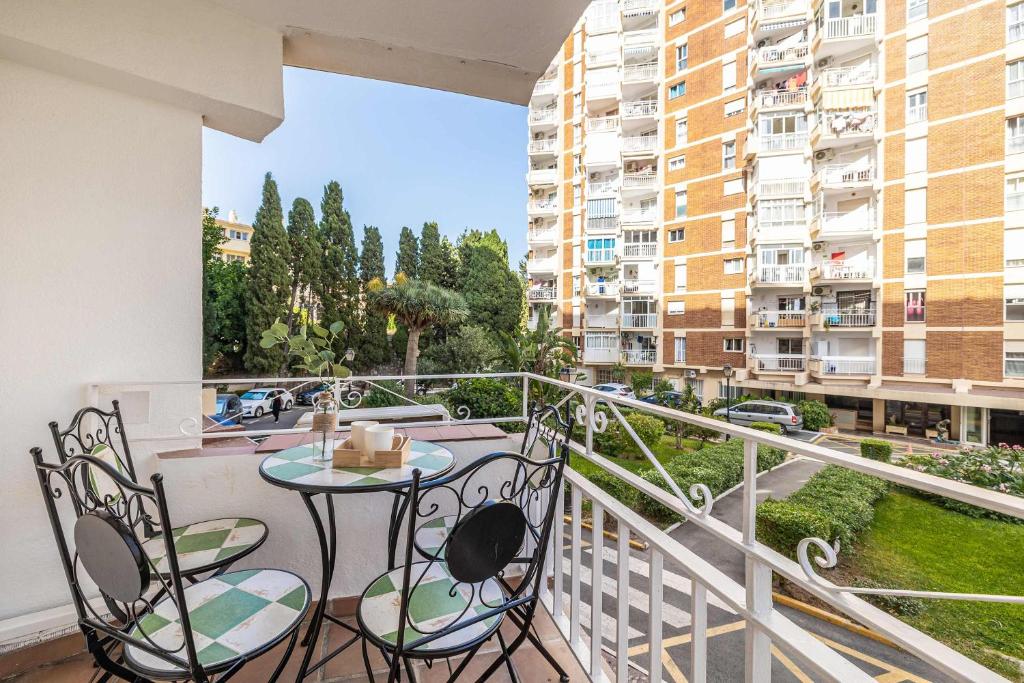Compact 2BR Apartment with Balcony & Pool - 1