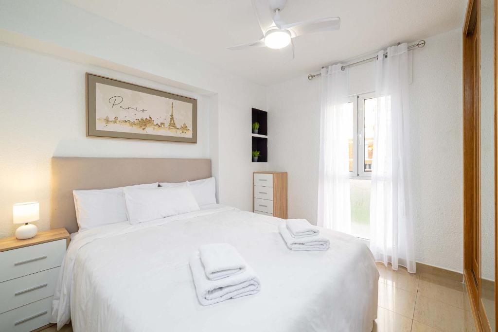 Compact 2BR Apartment with Balcony & Pool - 5