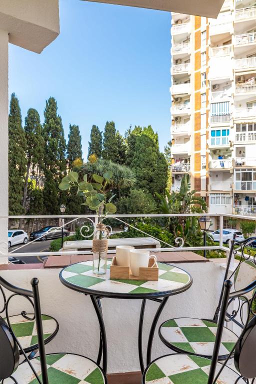 Compact 2BR Apartment with Balcony & Pool - 3