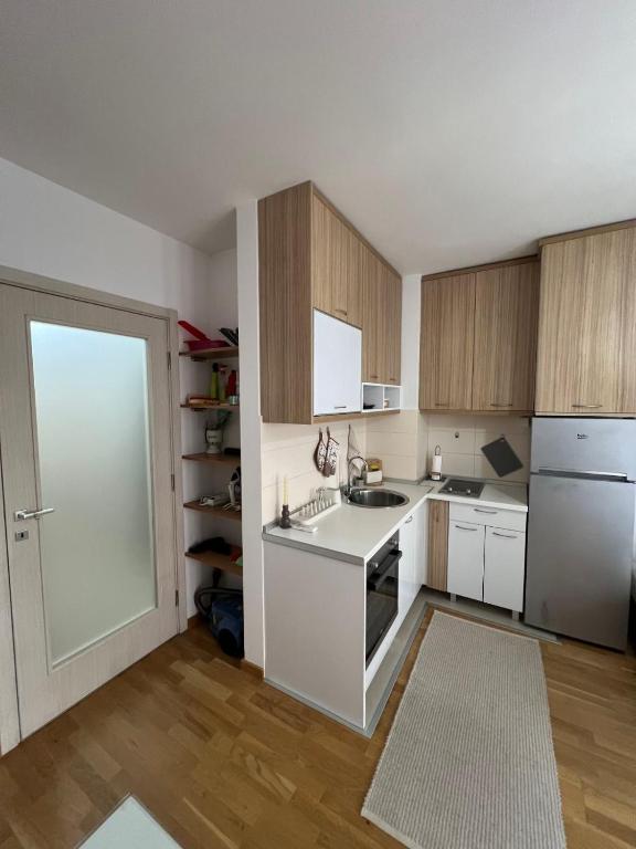 Stari Aerodrom Studio with Private Parking - 3