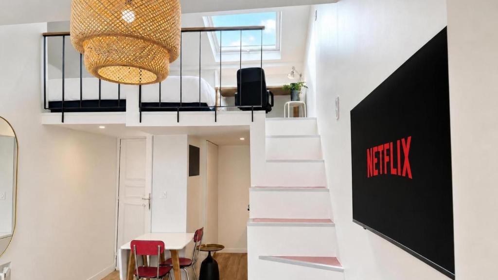 Latin Quarter Charming Mezzanine Studio with Netflix - 4