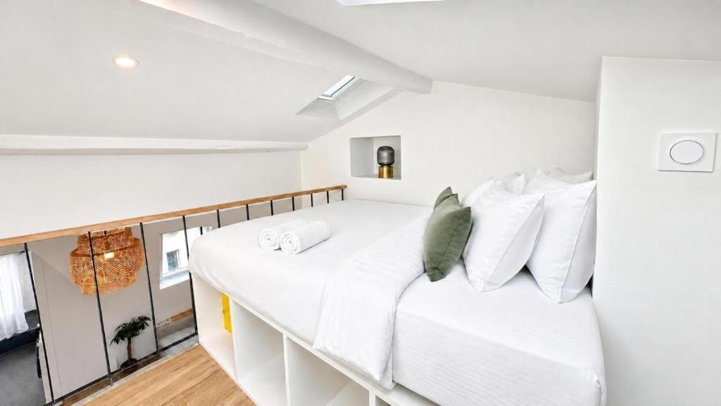 Latin Quarter Charming Mezzanine Studio with Netflix - 3