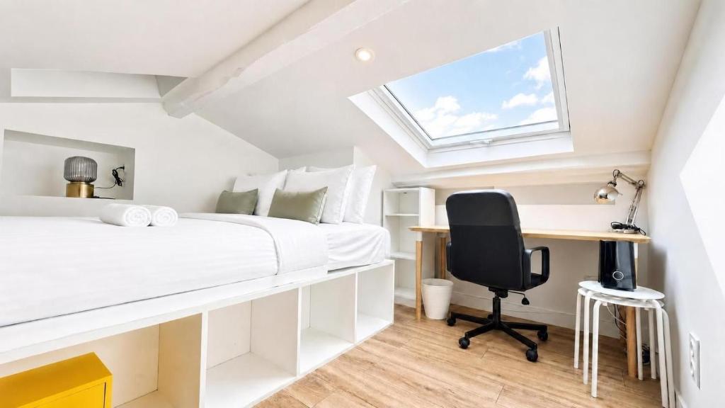 Latin Quarter Charming Mezzanine Studio with Netflix - 5