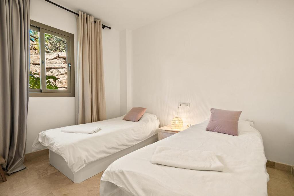 Sea View Pool & Terrace 3BR in Benahavís Hills - 4