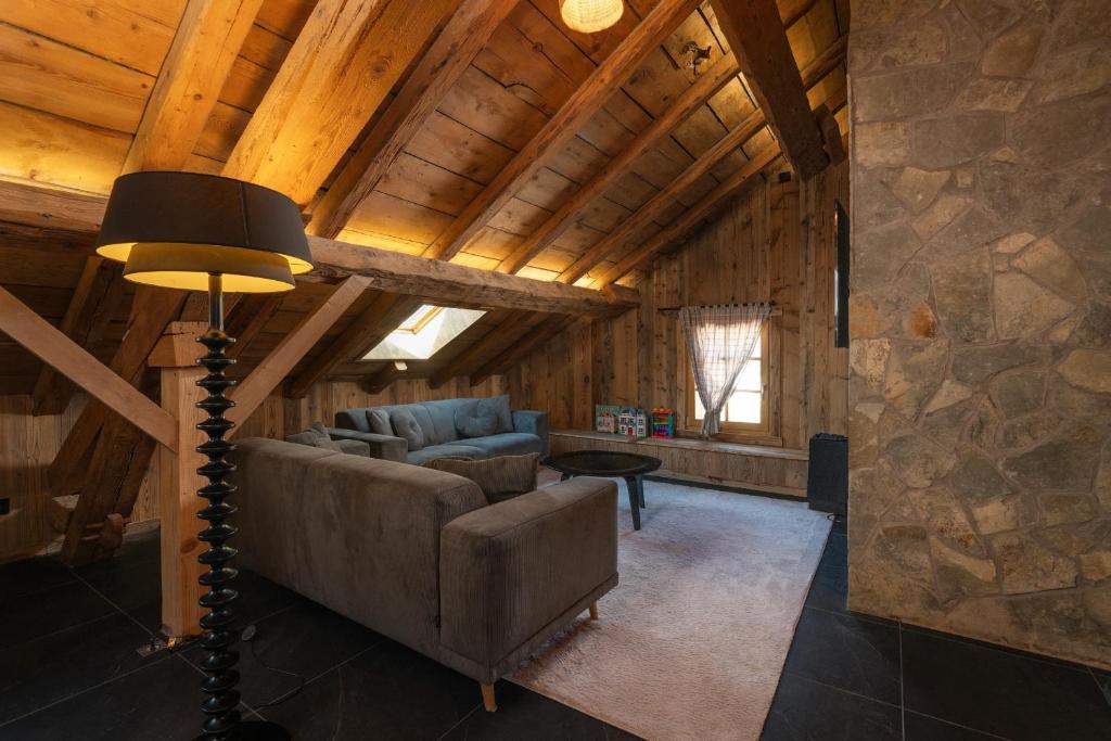 Stone Lake Luxury Lodge - 4