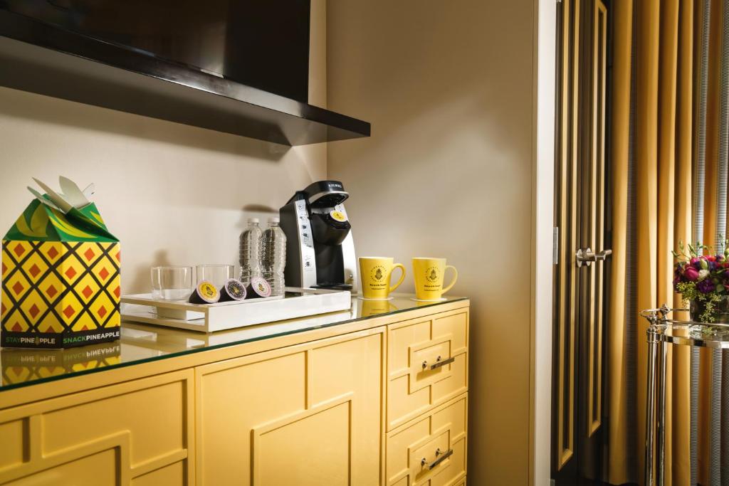 스테이파인애플, 언 엘리건트 호텔