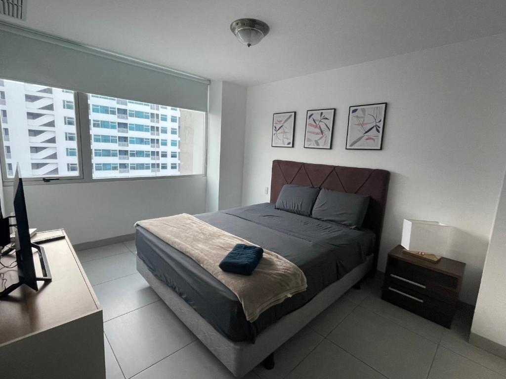 Departamento Moderno 2 dormitorios con baños, Parqueo, Seguridad - 5