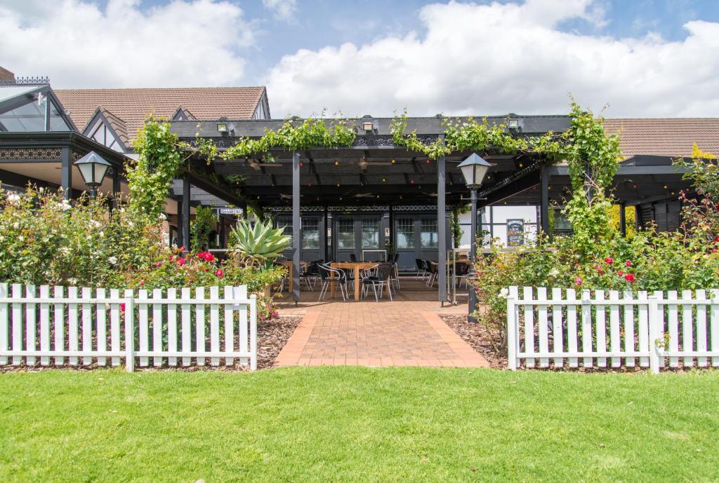 Mick O'Sheas — Hotel in Hackham