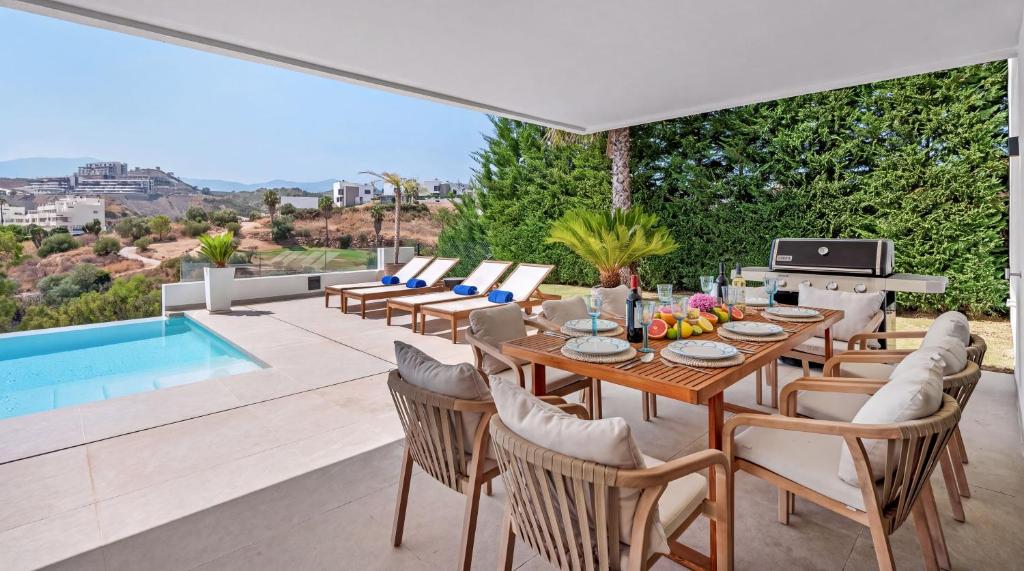 VACATION MARBELLA I Villa Status, Private Pool, BBQ, Rooftop Terrace, 5 BDRS, Luxury Villa, 5min to the Beach - 2