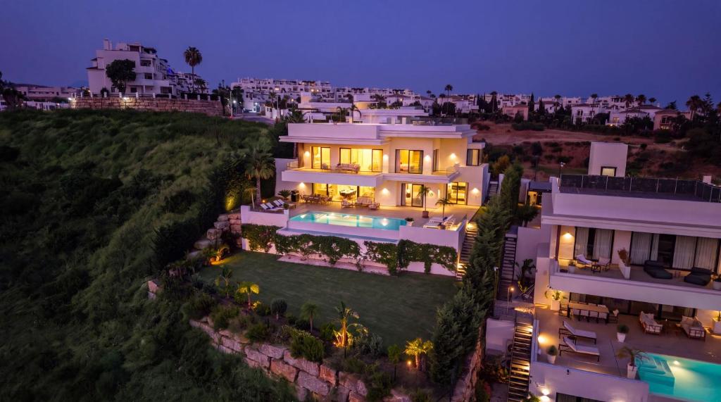 VACATION MARBELLA I Villa Status, Private Pool, BBQ, Rooftop Terrace, 5 BDRS, Luxury Villa, 5min to the Beach - 5