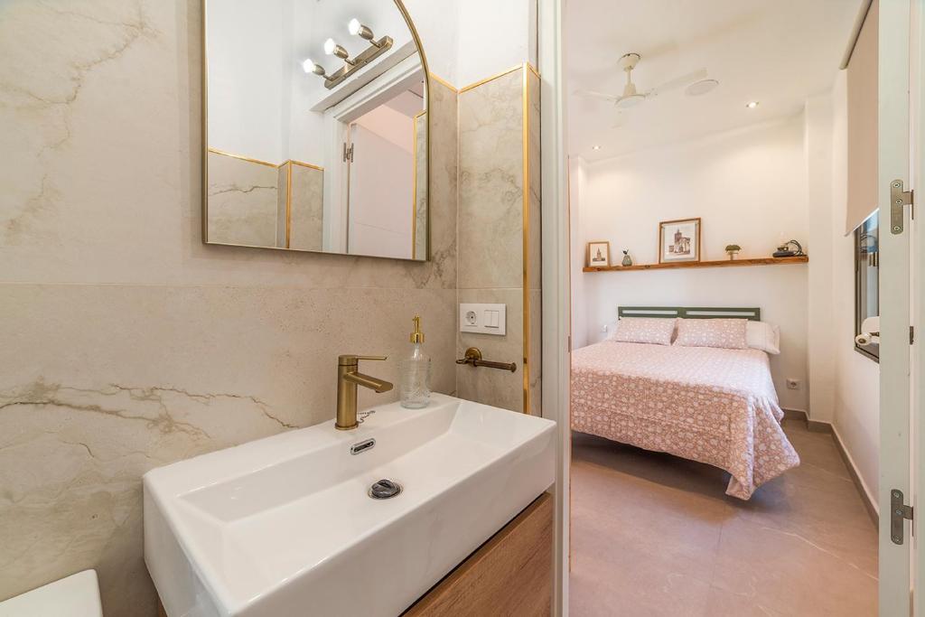 Home2Book Seville House with Private Rooftop - 4