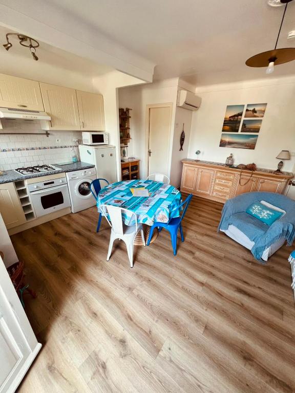 Appartement Type F2 d une superficie de 40m2 climatisé entre plage et port - 3