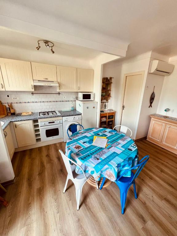 Appartement Type F2 d une superficie de 40m2 climatisé entre plage et port - 2