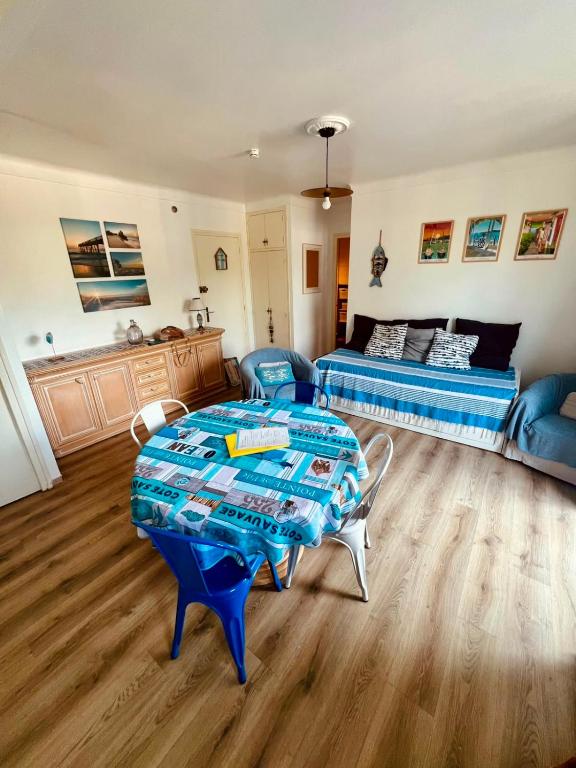 Appartement Type F2 d une superficie de 40m2 climatisé entre plage et port - 4