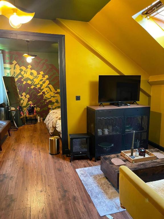 CharmingChambryApartmentCentral,Cozy, and Convenient - 4