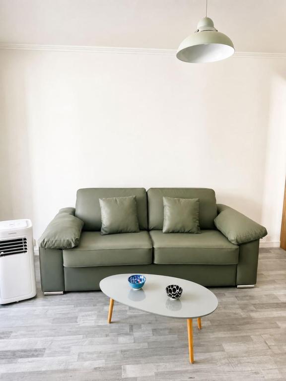 Studio lumineux avec balcon proche tram - 4