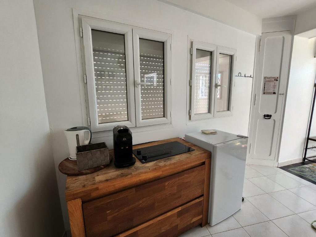 Pretty and comfortable outbuilding with swimming pool and garden - 3