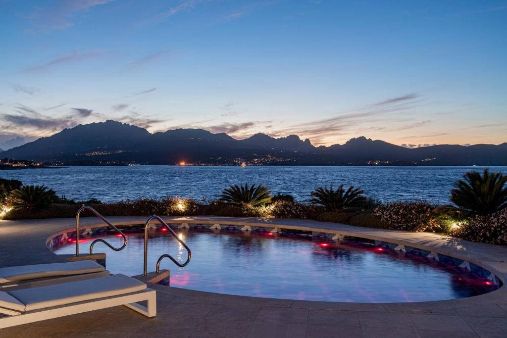 Exclusive Waterfront Villa with Private Dock & Direct Sea Access - 1