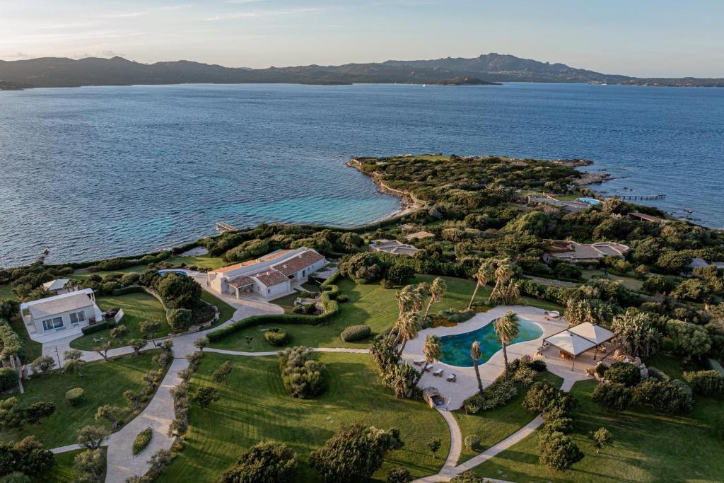 Exclusive Waterfront Villa with Private Dock & Direct Sea Access - 4