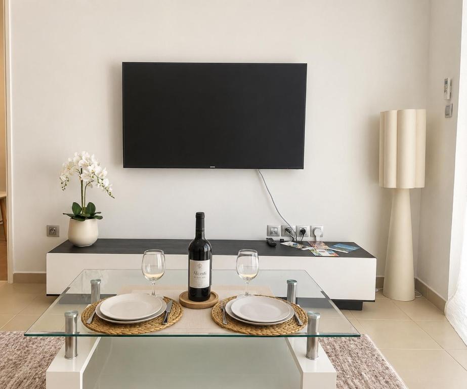 New 2-Room Apartment with Terrace & Air Conditioning - 4