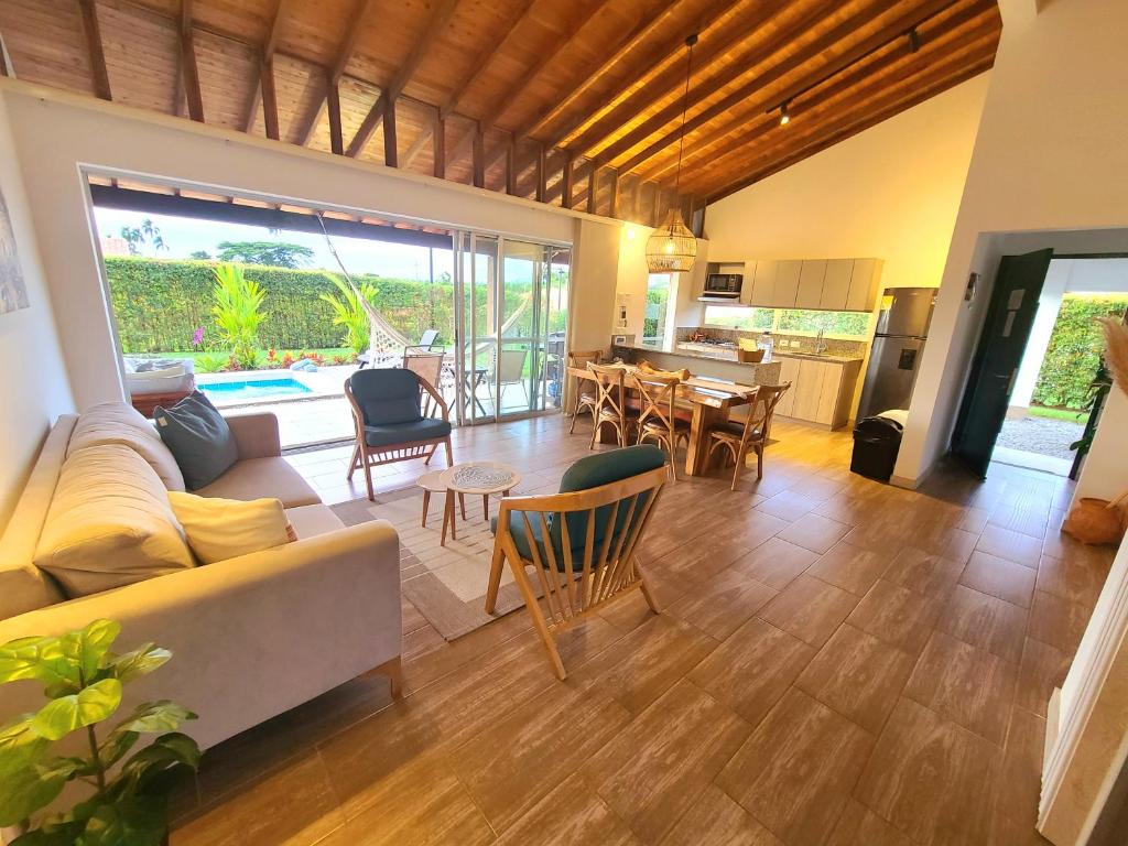 Casa Campestre en zona exclusiva con Jacuzzi, a 10 min del aeropuerto, 20 min parque del café, WiFi, parqueadero privado, vigilancia 24 hrs y amplias zonas sociales - 2
