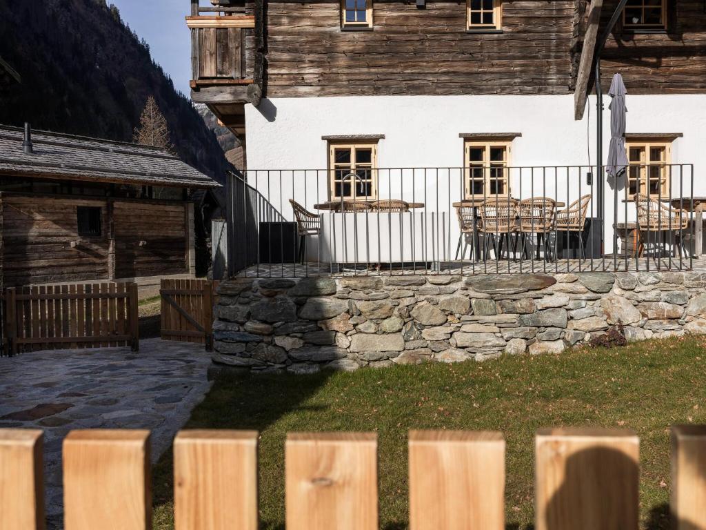 Charming chalet-style feeder house - 2