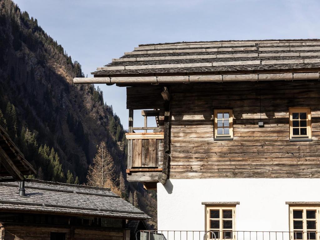 Charming chalet-style feeder house - 1