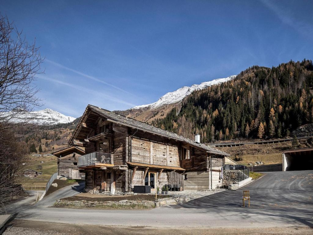 Charming chalet-style feeder house - 4