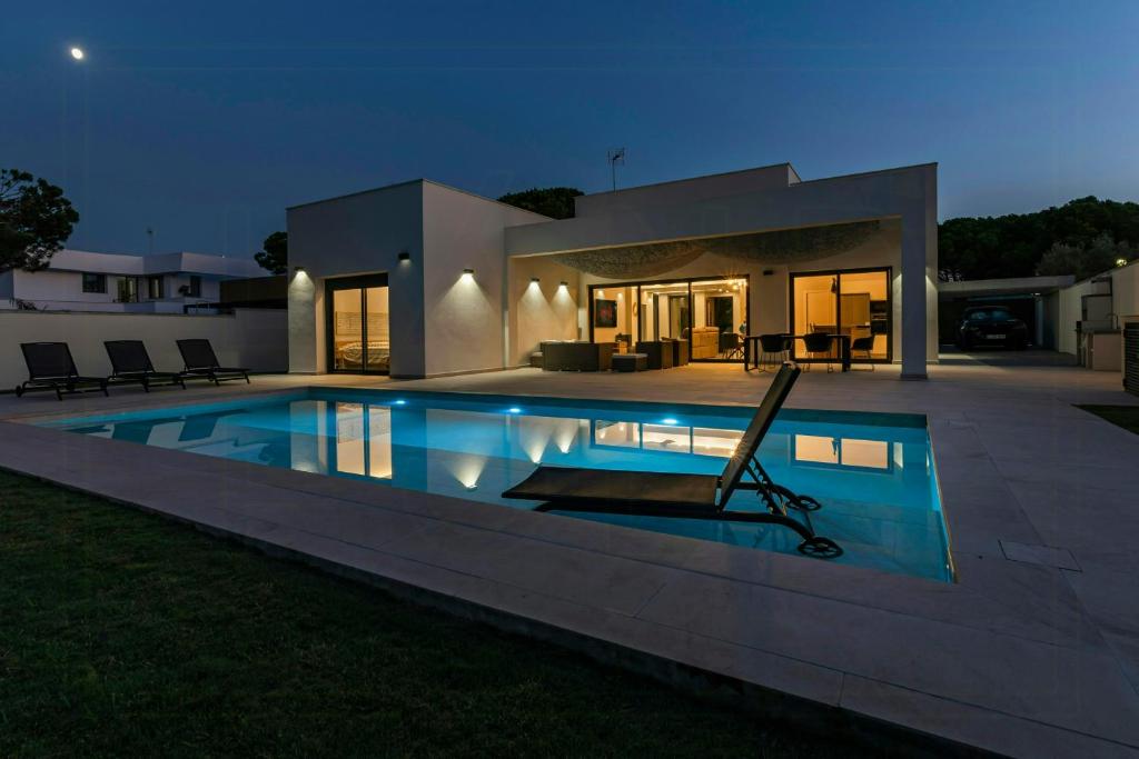 Luxury villa with pool & gym near Cadiz - 1