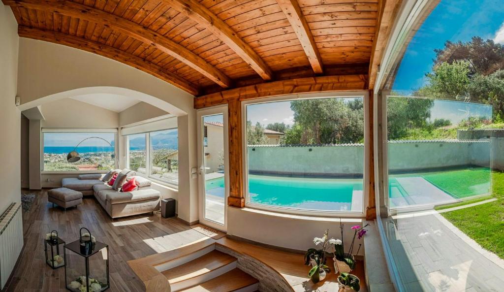 Sunlit gulffront villa with pool - 1