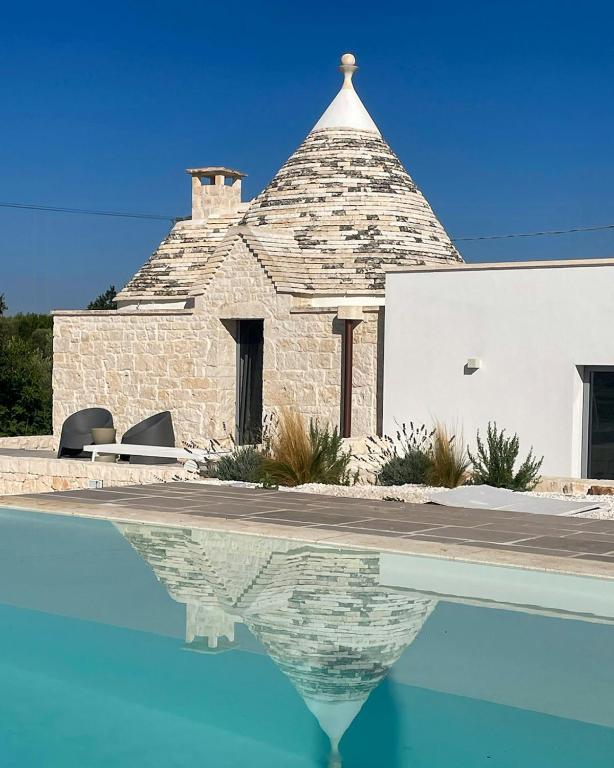 Trullo with infinity pool amid olive groves - 1