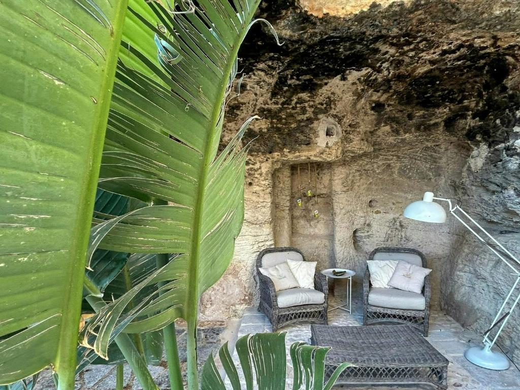Small Villa Carved into the Noto Stone - 1