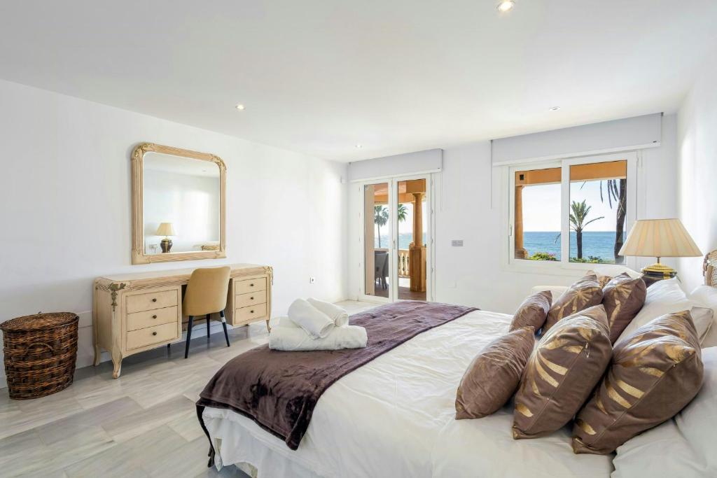 Frontline beachside villa with a private pool - 3