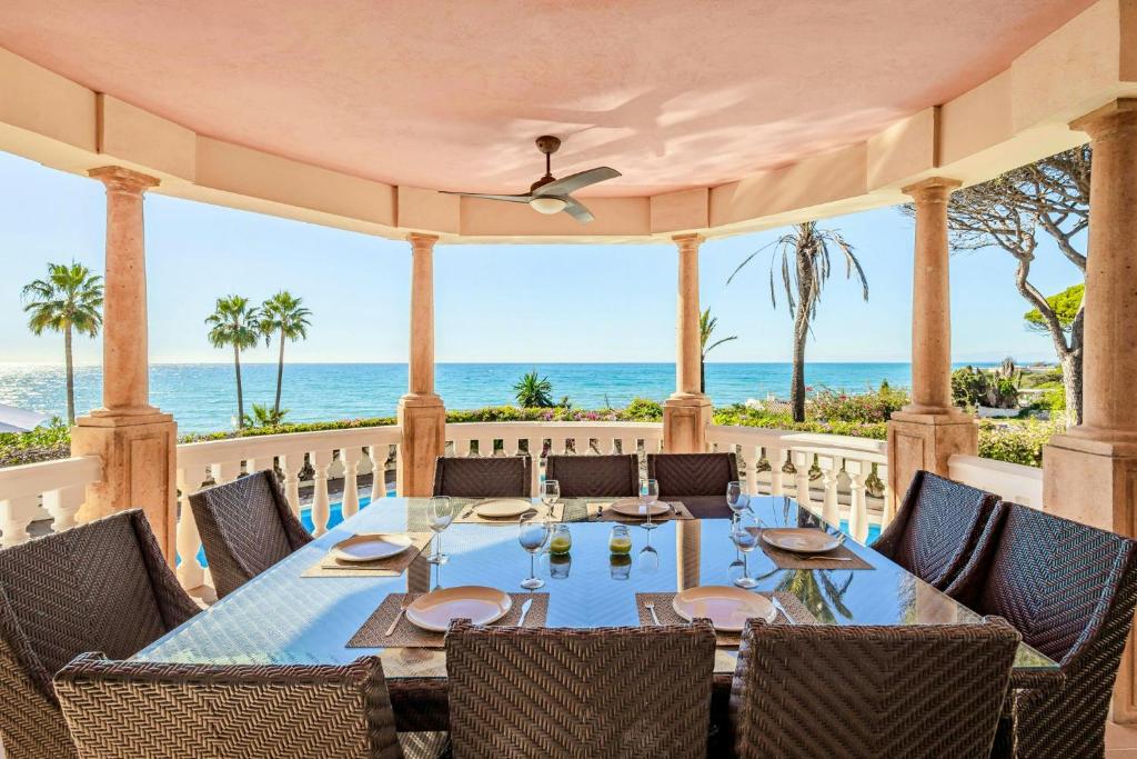 Frontline beachside villa with a private pool - 2