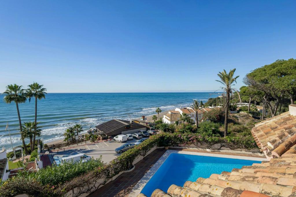 Frontline beachside villa with a private pool - 1