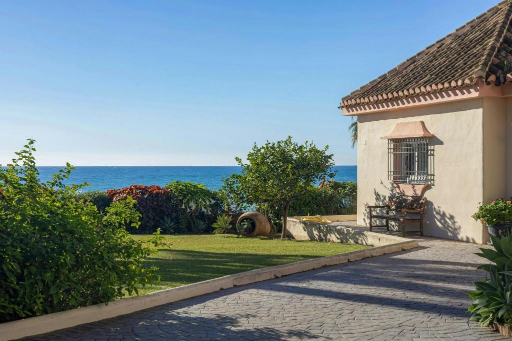 Frontline beachside villa with a private pool - 4