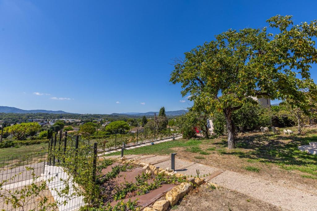 LB Vacation Rentals I Quiet Large 3-Bedroom Apartment with Terrace, Garden & Incredible Mountain View - 1