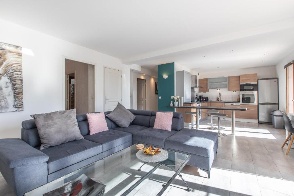 LB Vacation Rentals I Quiet Large 3-Bedroom Apartment with Terrace, Garden & Incredible Mountain View - 3