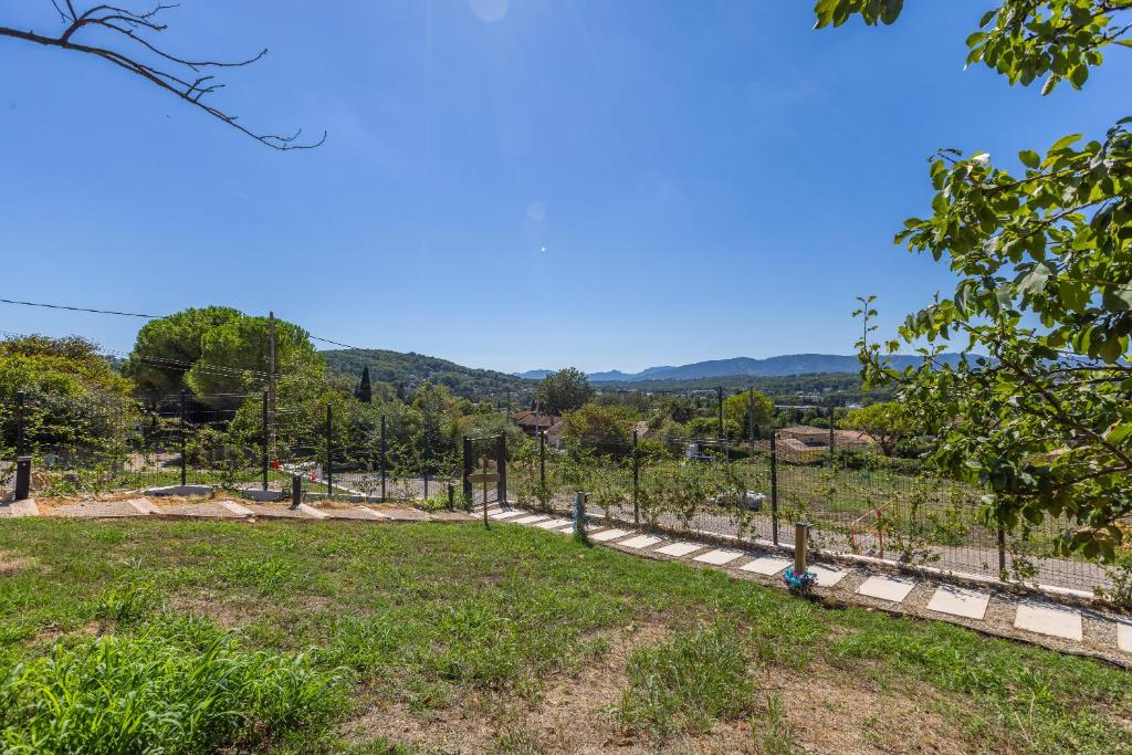 LB Vacation Rentals I Charming Little Bucolic House 5-Min From City - 5