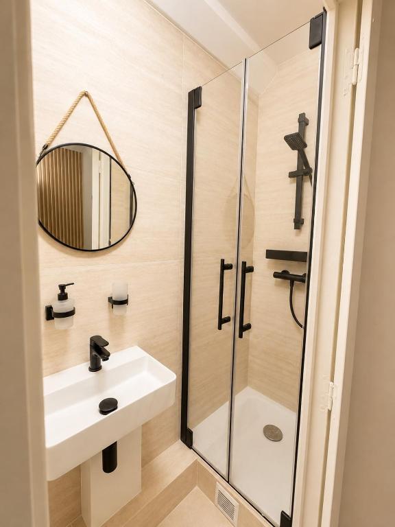 Chic & Cozy Studio in the Heart of Pigalle - 5