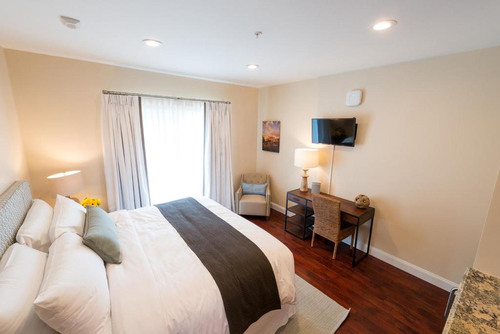 The East Island Reserve Hotel photo