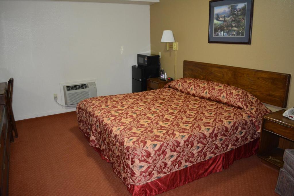 Travelers Inn photo